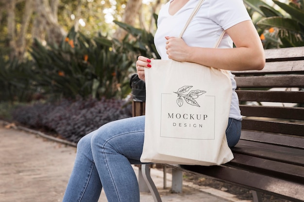 Mujer con concepto de maqueta de bolso