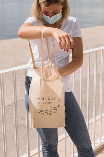 Mujer con concepto de maqueta de bolso