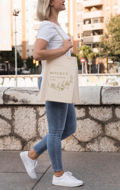 Mujer con concepto de maqueta de bolso