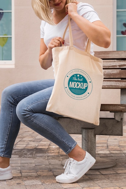 Mujer con concepto de maqueta de bolso