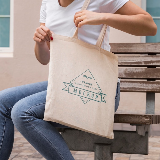 Mujer con concepto de maqueta de bolso