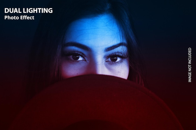 una mujer con una cubierta sobre su cara está cubriendo su cara con una manta roja