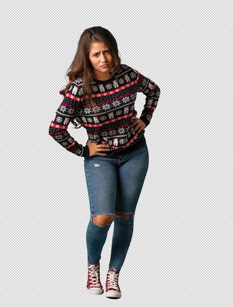 Mujer de cuerpo completo con una camiseta de navidad regañando a alguien muy enojada