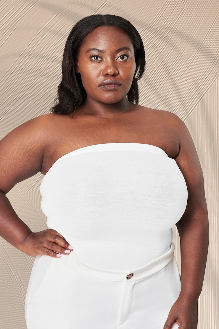 PSD mujer con curvas psd sin correas ropa de top blanca modelo de rodaje de estudio