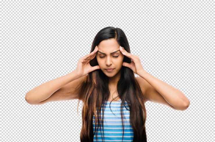 Mujer con dolor de cabeza sosteniendo sus sienes