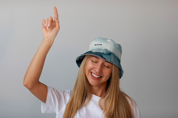 PSD mujer con elegante diseño de maqueta de sombrero de cubo