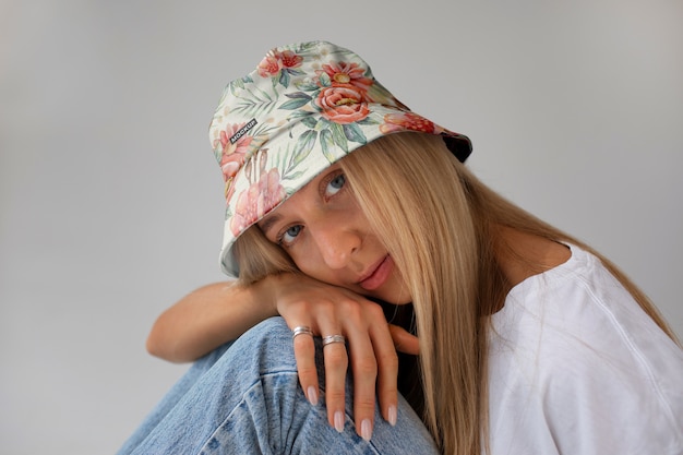 PSD mujer con elegante diseño de maqueta de sombrero de cubo