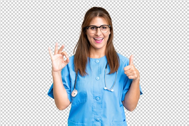 PSD mujer enfermera de mediana edad sobre un fondo aislado mostrando el signo ok y el gesto del pulgar hacia arriba