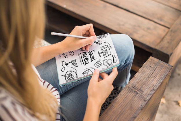 PSD mujer escribiendo en maqueta de libreta