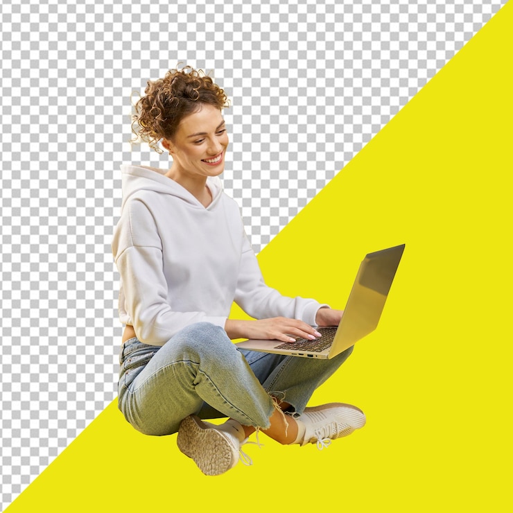 una mujer está sentada en una silla con una computadora portátil