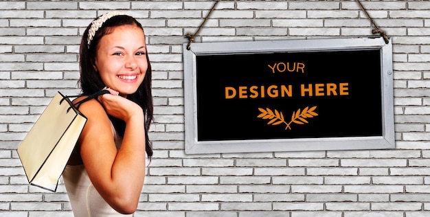 una mujer está sonriendo y posando con un cartel que dice su diseño