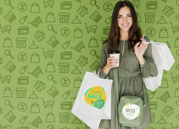 Mujer feliz con las compras que compró