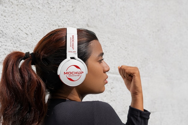 Mujer en forma de vista lateral con auriculares
