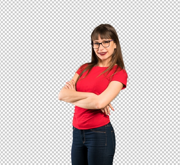 Mujer con gafas con los brazos cruzados y mirando hacia adelante.