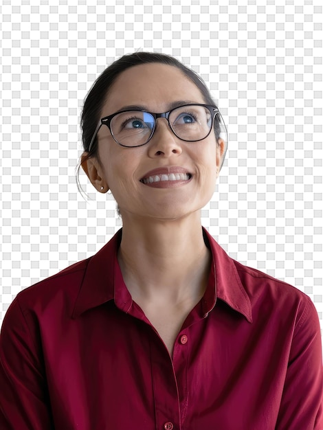 Una mujer con gafas y una camisa roja con una sonrisa en su cara
