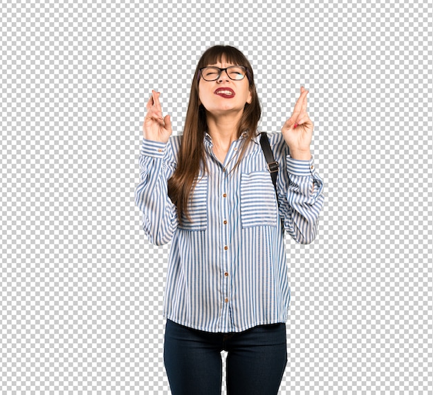 Mujer con gafas con los dedos cruzando y deseando lo mejor.