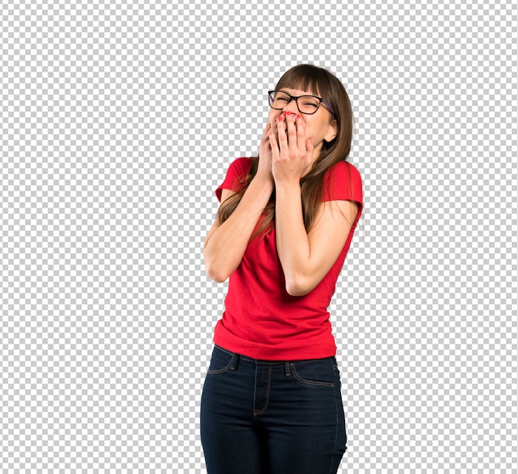 PSD mujer con gafas sonriendo mucho