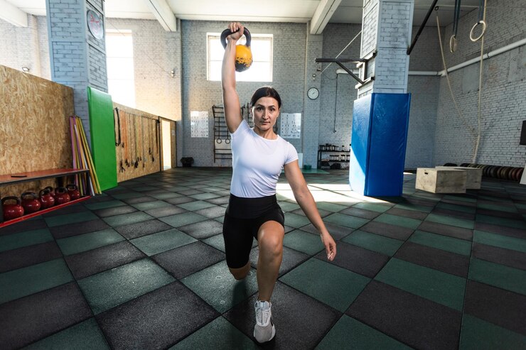 PSD mujer haciendo gimnasia en anillas en el gimnasio
