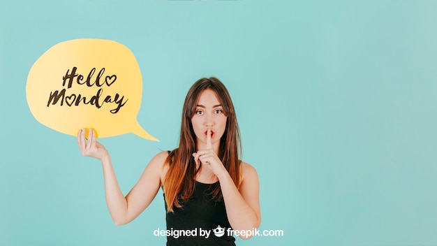 PSD mujer haciendo signo de silencio con mockup de burbuja de texto