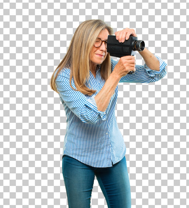 PSD una mujer hermosa con una cámara de cine antigua.