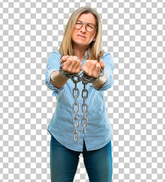 Mujer hermosa mayor con una cadena. concepto de libertad