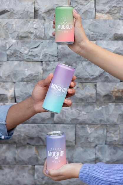 Mujer y hombre sosteniendo un refresco enlatado de maqueta