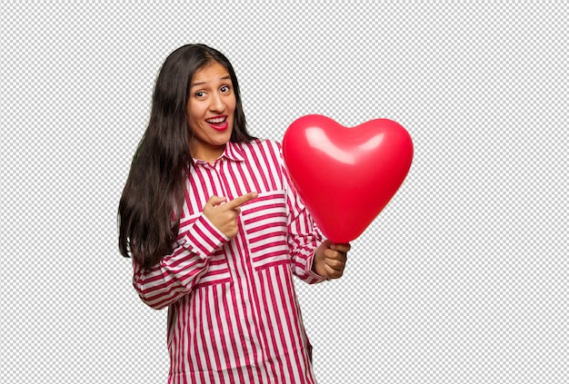 Mujer india joven que celebra día de tarjetas del día de san valentín