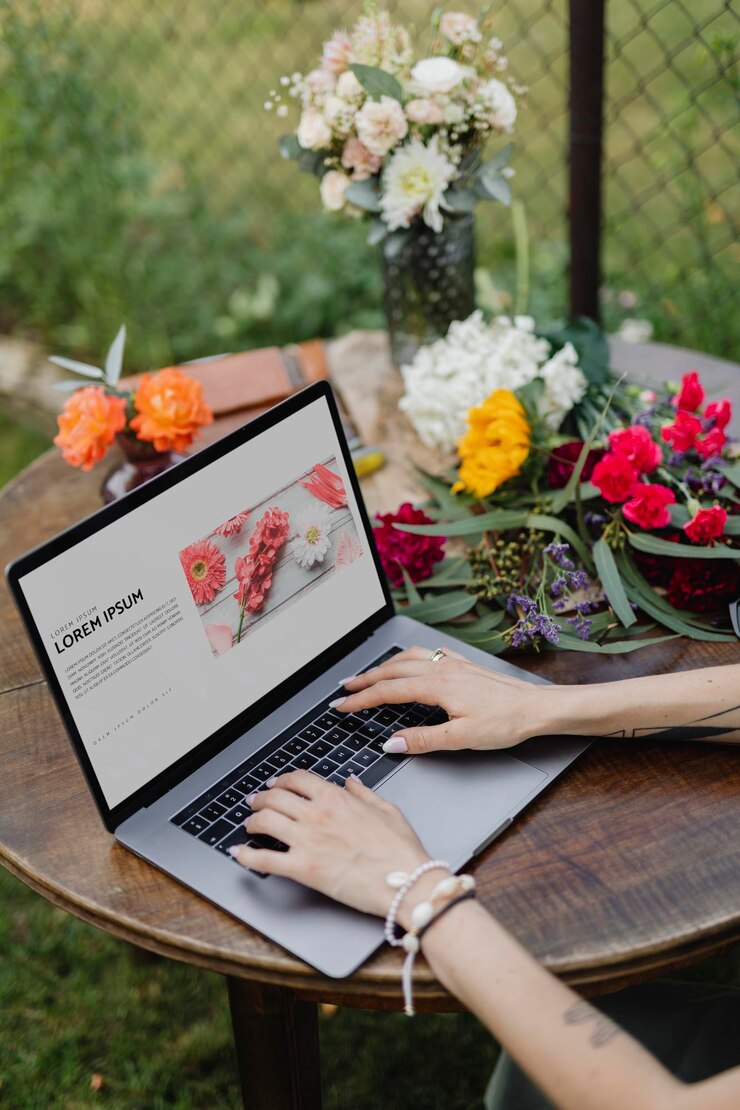 PSD mujer en el jardín trabajando en su computadora portátil