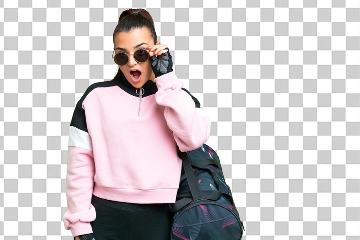 PSD mujer joven con bolso deportivo sobre fondo de llave cromada aislada con gafas y sorprendida