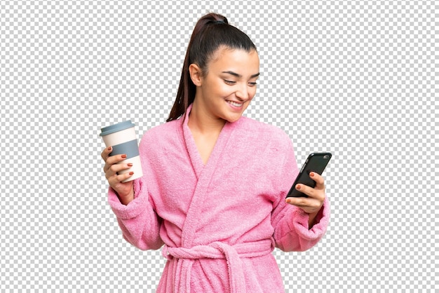 Mujer joven y bonita sobre el fondo de la llave de croma aislada