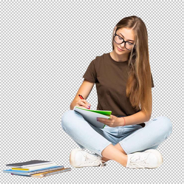 PSD una mujer joven y casual sonriente escribiendo en su bloc de notas mientras está sentada en la pared blanca