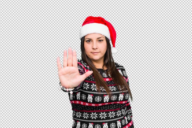 Mujer joven celebrando el día de navidad