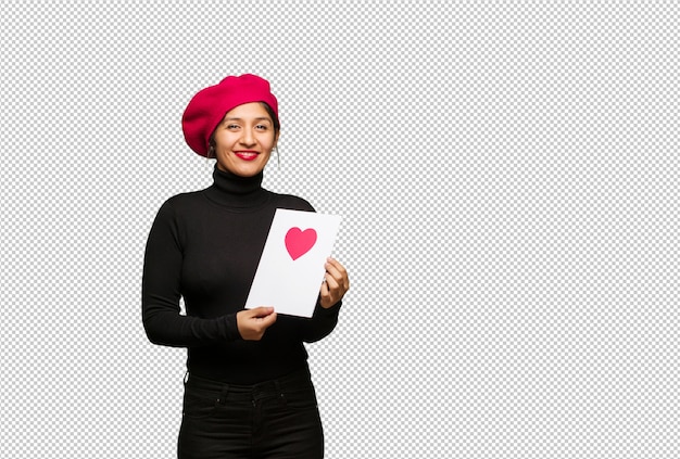 Mujer joven en el día de San Valentín alegre con una gran sonrisa