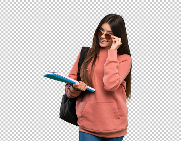 PSD mujer joven estudiante sosteniendo cuadernos con gafas y feliz