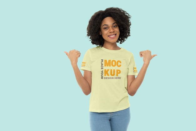 Mujer joven, llevando, camiseta, maqueta