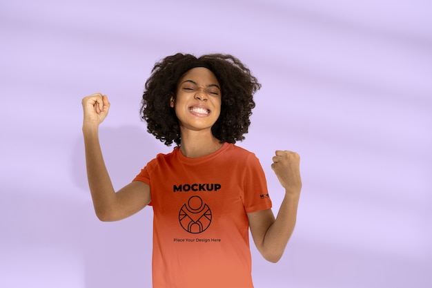 Mujer joven, llevando, camiseta, maqueta