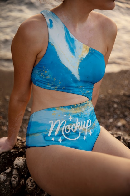 mujer joven, llevando, traje de baño, en la playa