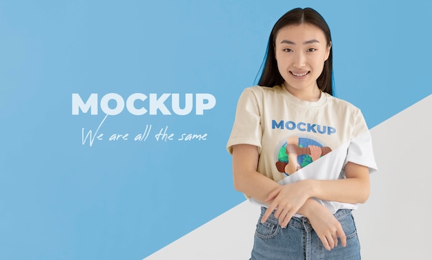 Mujer joven con maqueta de camiseta