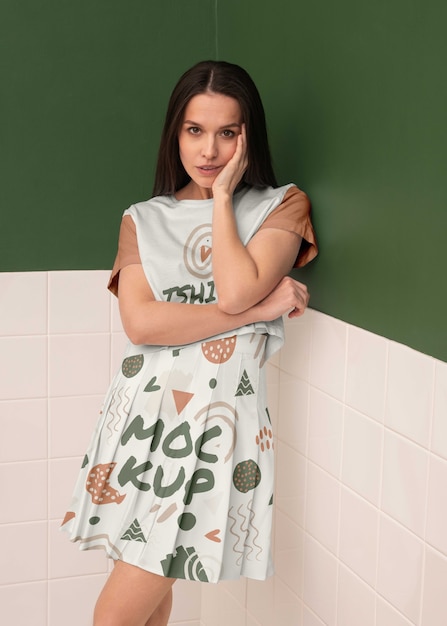 Mujer joven con maqueta de falda