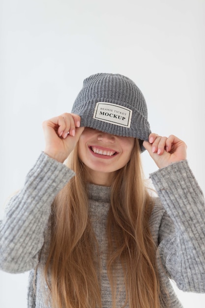 Mujer joven con maqueta de gorro