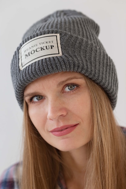 Mujer joven con maqueta de gorro