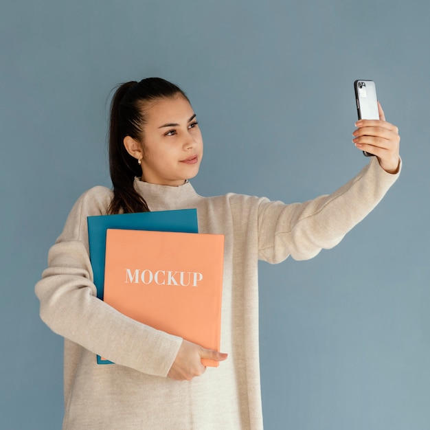 Mujer joven con maqueta de libro