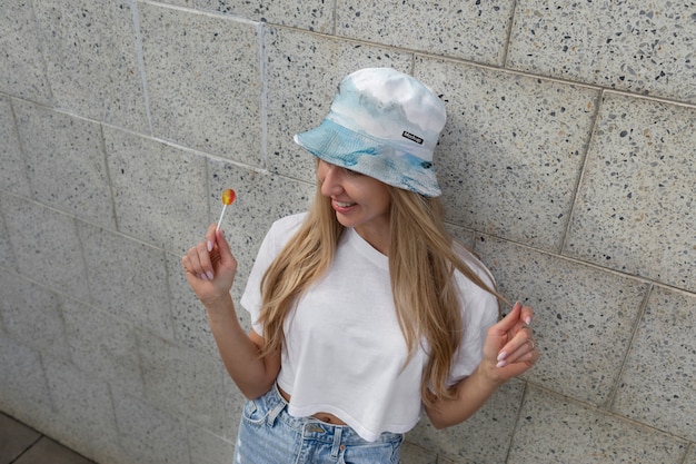 Mujer joven con maqueta de sombrero de cubo