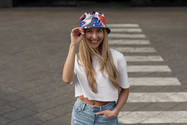 PSD mujer joven con maqueta de sombrero de cubo