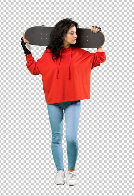 Mujer joven patinadora con sudadera roja.