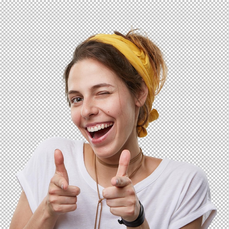 PSD mujer joven positiva y alegre con una bufanda amarilla en la cabeza y una camiseta blanca casual parpadeando los ojos y sonriendo señalando con los dedos índices mujer atractiva feliz señalándote