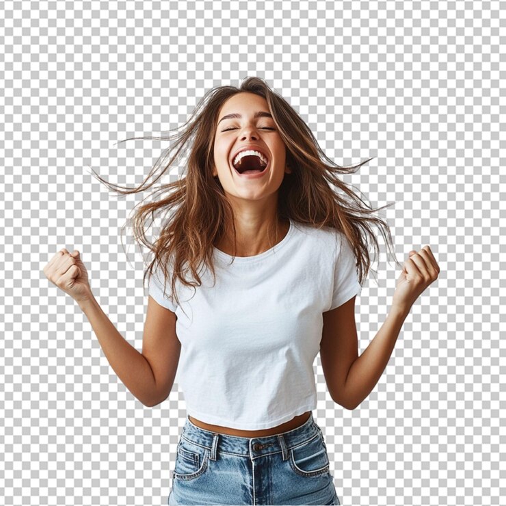 PSD una mujer joven riendo de alegría haciendo un gesto de ganadora con una camiseta y vaqueros con su cabello fluyendo sobre un fondo blanco