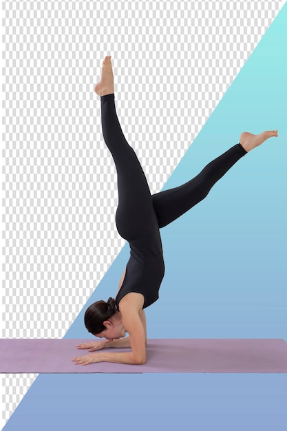 Mujer joven en ropa deportiva practica yoga en un estudio haciendo una postura de pie de mano