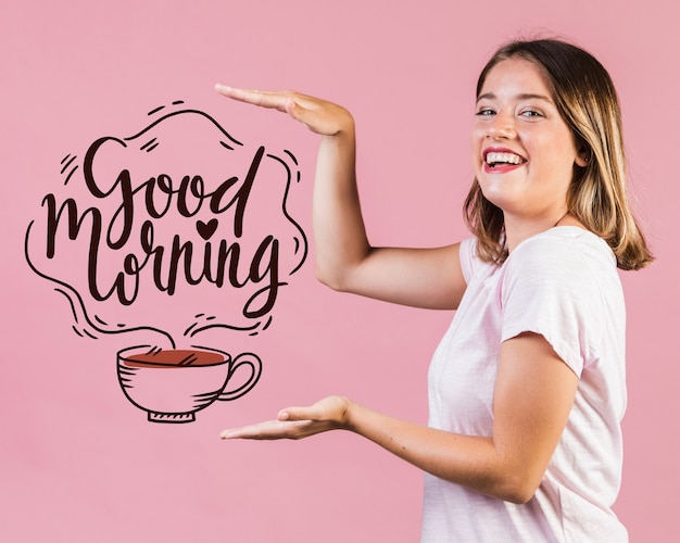 Mujer joven sonriente que muestra un mensaje positivo