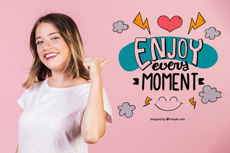 PSD mujer joven sonriente que señala una cita positiva